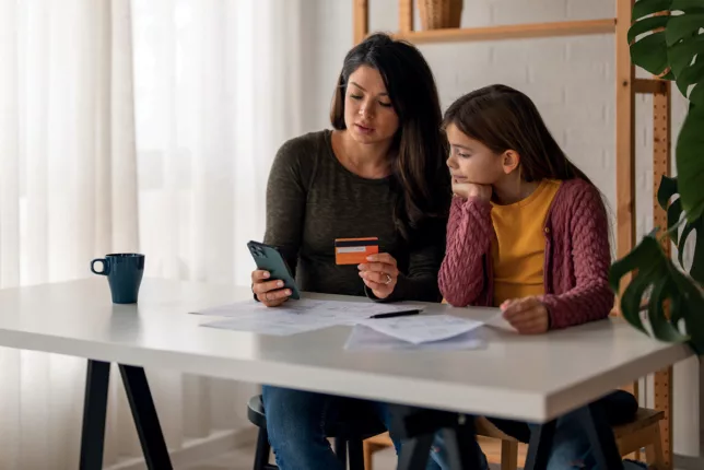 Pros and cons of becoming cashless